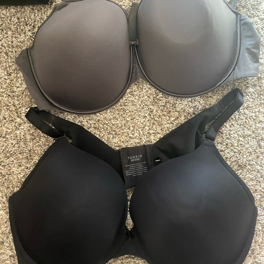 Black and gray tshirt bra